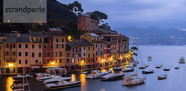 Abendliche Ansicht von Portofino mit Stadtlichtern