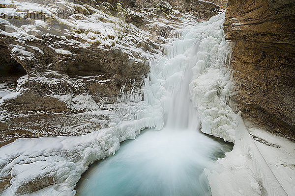 Gefrorener Wasserfall im Johnston Canyon im Winter