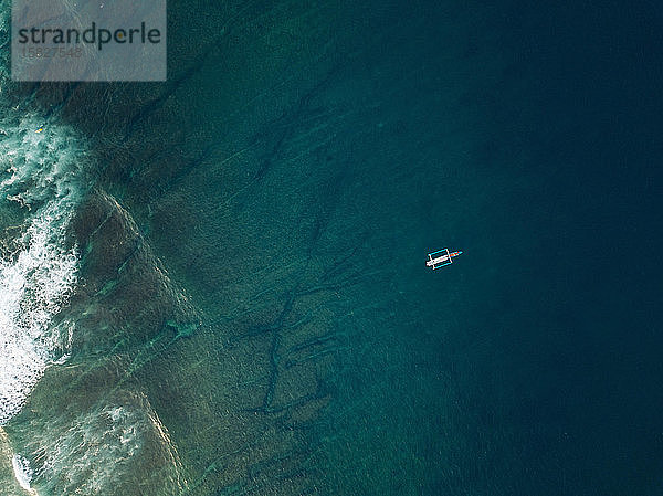 Luftaufnahme eines Banca-Boots im Indischen Ozean