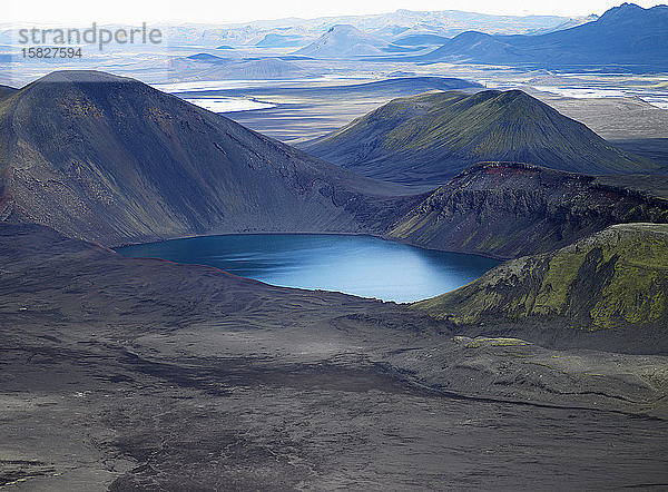 Luftaufnahme des Sees Domadalsvatn im Hochland von Island