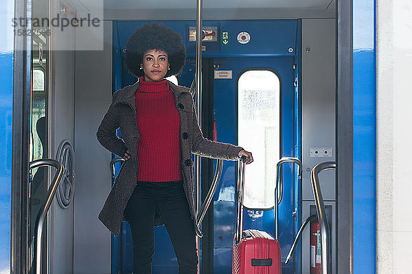 Elegante Frau auf Geschäftsreise im Zug