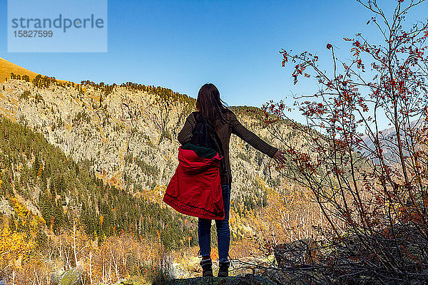 Reisende Mädchen im Hintergrund der Berge