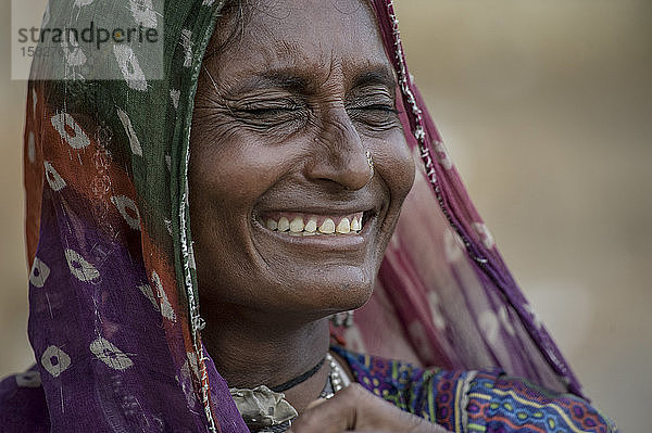 Lächelnde Rajasthani-Frau in traditioneller Kleidung