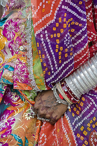 Rajasthani`s Frau mit traditioneller und farbenfroher Kleidung und Schmuck