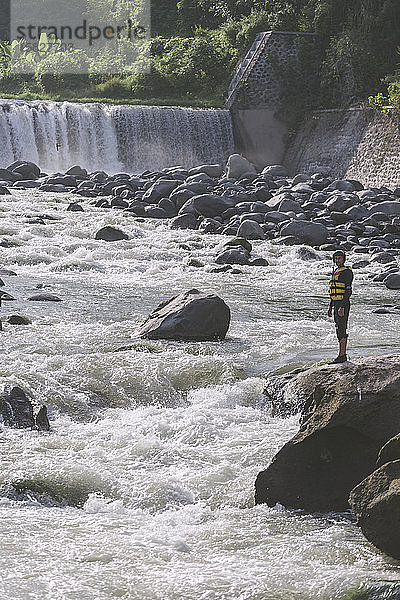 Mann am Wasserfall