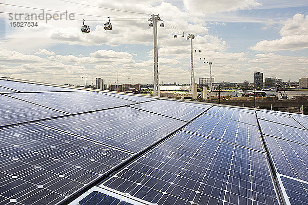 PV-Solarpaneele auf dem Dach des Crystal-Gebäudes