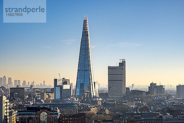 Der Shard-Wolkenkratzer im Londoner Stadtbezirk Southwark  entworfen vom Architekten Renzo Piano. London  England  Vereinigtes Königreich
