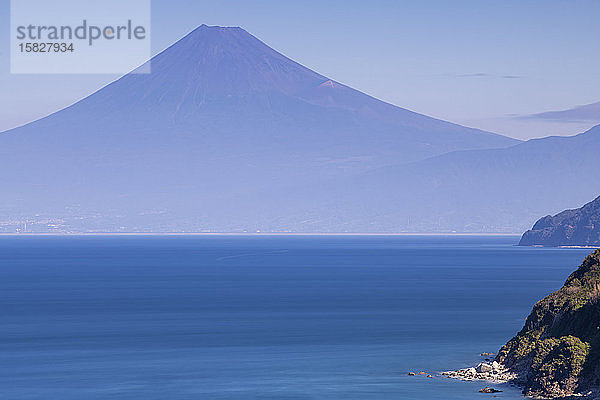 Blick auf den Berg Fuji an einem friedlichen Morgen vom Kap der Liebenden  Halbinsel Izu  Japan