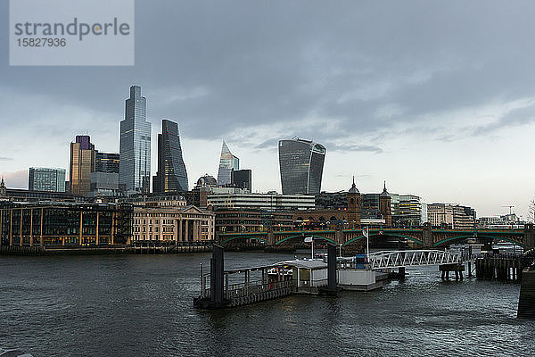 Blick auf das Londoner Stadtzentrum und die Themse bei Sonnenuntergang
