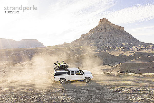 Geländewagen auf dem Dusty Trail in den Schluchtenlandschaften von Utah