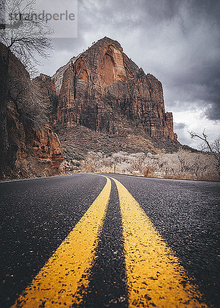 Eine Straße zwischen den Bergen im Zion-Nationalpark  Utah
