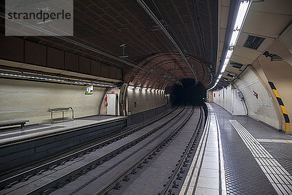 Untergrundbahn in Barcelona  mit fahrenden Zügen