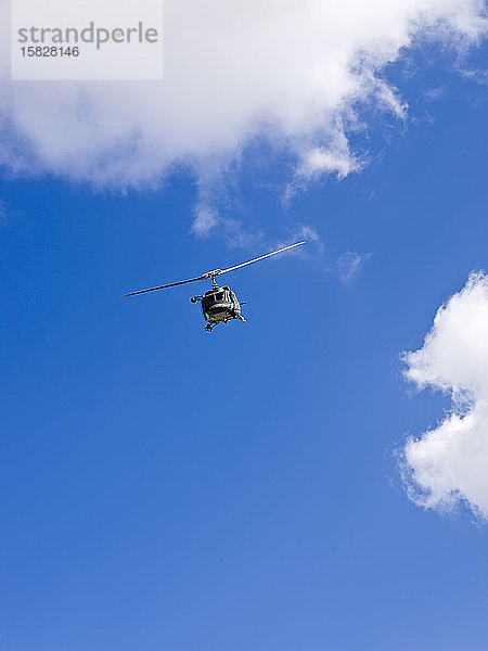 Militärhubschrauber gegen einen tiefblauen Himmel