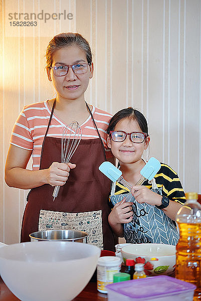 Porträt von Mutter und Tochter in der Küche