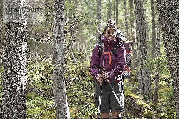 Eine Frau in den Wäldern des North Cascades Nationalparks