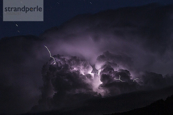 Blitz durchbricht eine Gewitterwolke im Südwesten von Colorado.