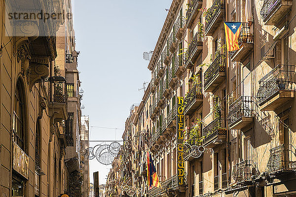 Straße Carrer de Ferran im gotischen Viertel von Barcelona im Sommer