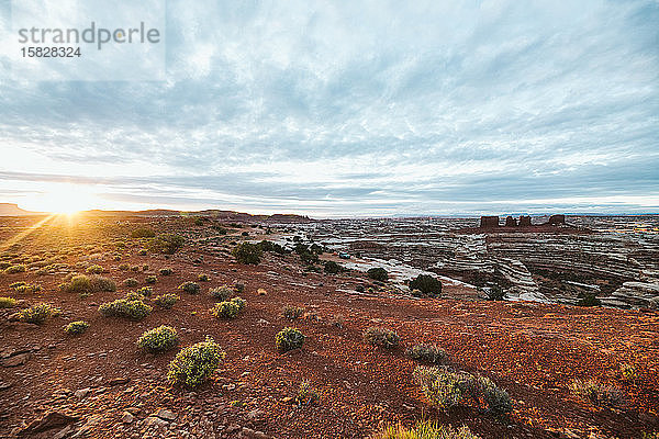 Goldenes Licht des Sonnenaufgangs über dem Lager am Rande des Labyrinths in Utah