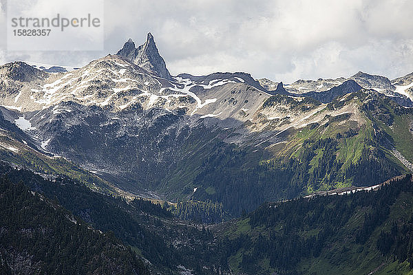 Panoramablick auf den Mount Fee und die umliegenden Gipfel.