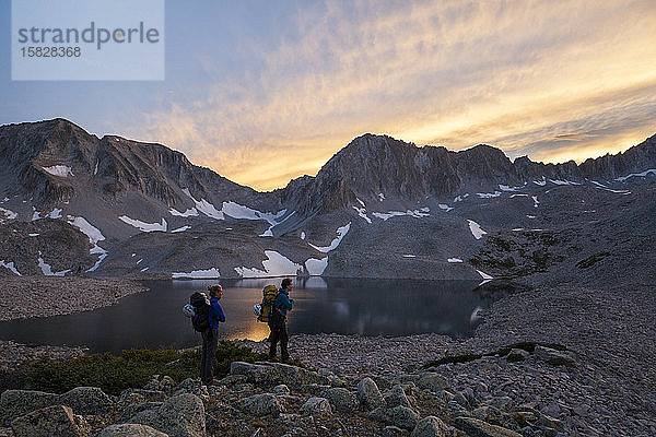 Wandererinnen beobachten den Sonnenuntergang von den Pierre Lakes  Elk Mountains  Colorado