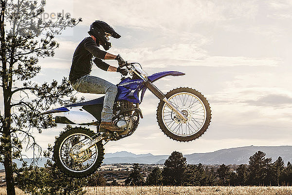 Junger Mann auf dem Mountainbike in den Vorbergen in Colorado