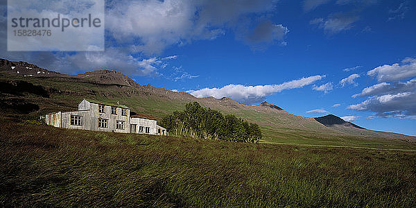 verlassenes Krankenhaus in den abgelegenen Ostfjorden Islands