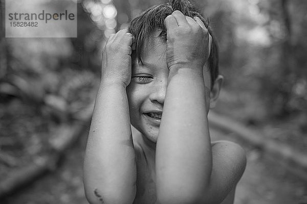 Ein freundlicher und glücklicher indigener Junge aus dem brasilianischen Amazonas