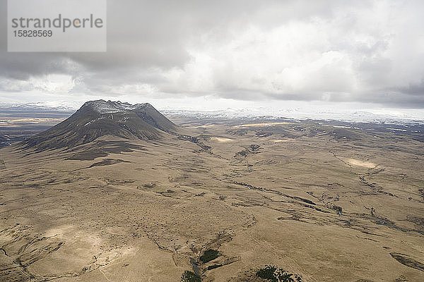 Luftaufnahme der Berge und des Tals im Süden Islands