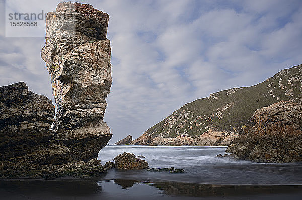 Bewölkter Strand an der Nordküste Spaniens