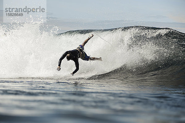 Surfer auf einer Welle