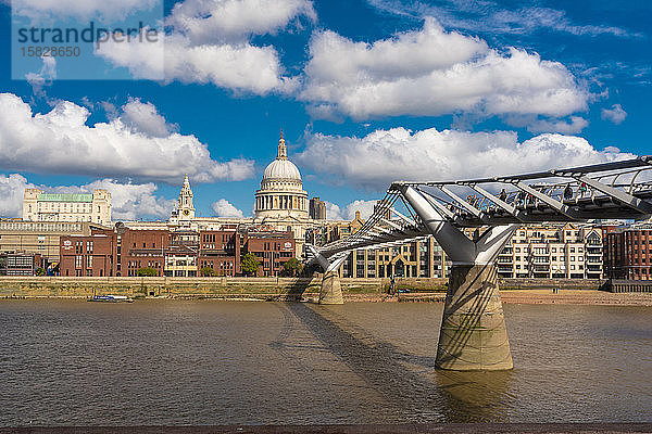 Stadtbild der Stadt London mit der Millenniumsbrücke und St. Paul