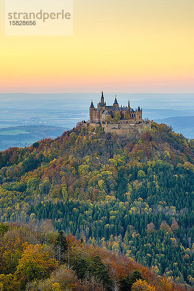 Burg Hohenzollern bei Sonnenuntergang  Baden-WÃ¼rttemberg  Deutschland