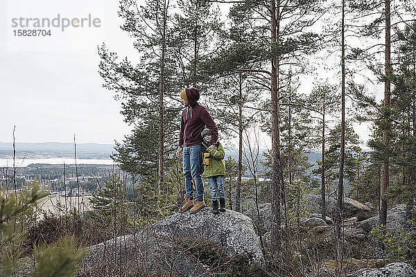 Vater und Sohn wandern und gemeinsam die schöne Aussicht genießen