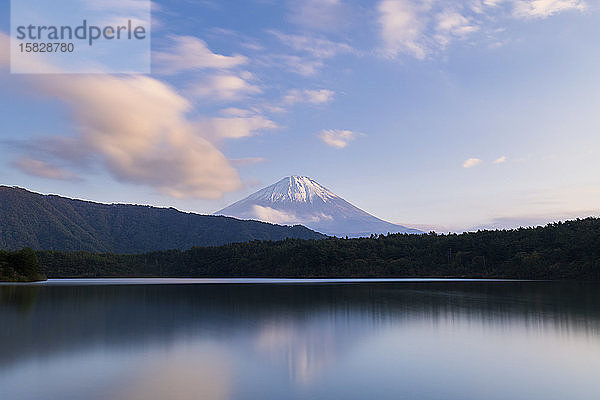 Blick auf den Berg Fuji bei Sonnenuntergang an einem friedlichen Nachmittag vom Saiko-See aus  Präfektur Yamanashi  Japan