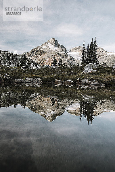 Alpine Berglandschaft spiegelt sich in ruhigem Tümpel