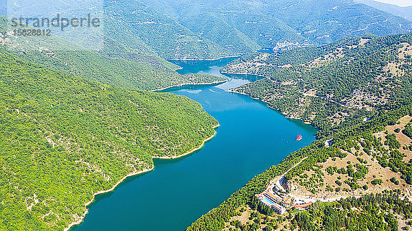 Luftaufnahme der grünen Hügel um den Vacha-Staudamm.