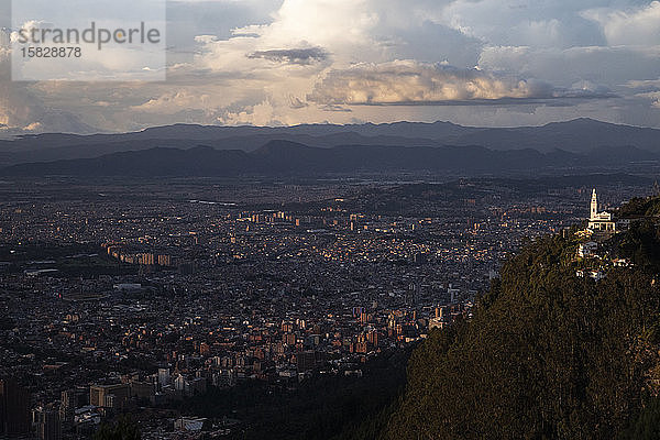 Stadtbild mit Kirche im Vordergrund über Bogota Kolumbien bei Sonnenuntergang
