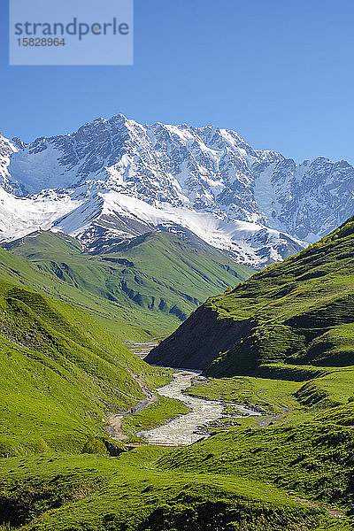 Shkhara-Gipfel im Massiv der Bezingi-Mauer (oder Bezengi-Mauer)  Ushguli  Region Samegrelo-Zemo Svaneti  Georgien