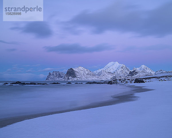 Winterdämmerung über dem schneebedeckten Strand von Storsandnes  FlakstadÃ¸y  Lofoten  Norwegen