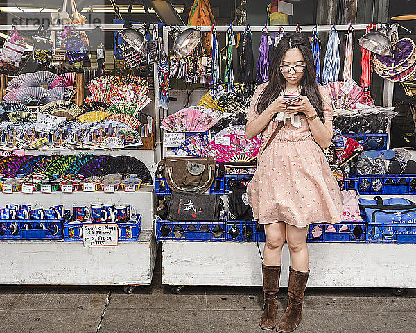Asiatische Frau verkauft chinesische Waren auf dem Pike Place Market in Seattle