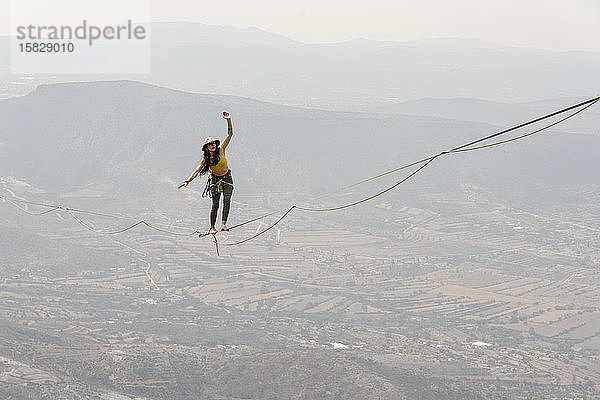 Ein Mädchen geht in Los Frailes  Hidalgo  Mexiko  in einer Highline