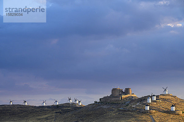 Windmühlen von Don Quijote und Castillo de Consuegra in La Mancha_Spanien