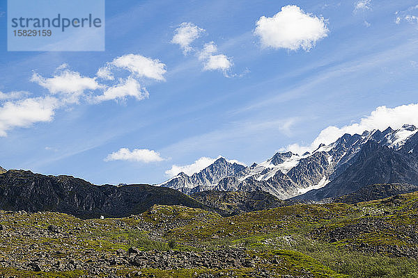 Bomber Hut unter den Gletschern und Gipfeln der Talkeetna-Berge  Alaska