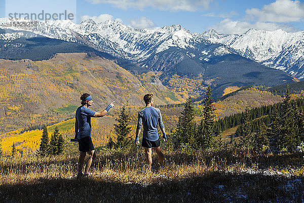 Männer beim Trail Run betrachten die Gore Range Mountains von Vail  Colorado aus
