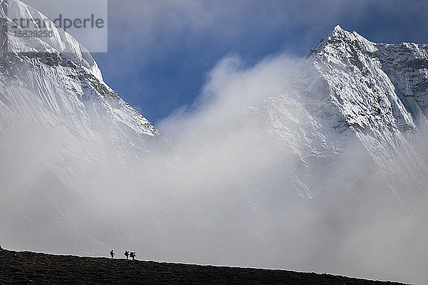 Bergsteiger besteigen Ama Dablam in der Everest-Region von Nepal