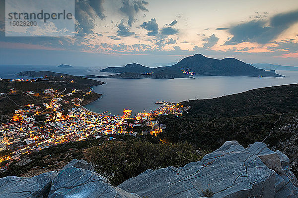 Die Stadt Fourni und die Insel Thymaina von der Akropolis aus gesehen bei Sonnenuntergang.