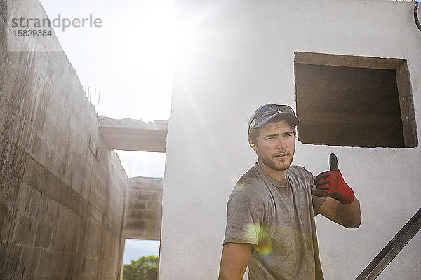 Porträt eines auf der Baustelle arbeitenden Arbeiters.