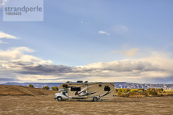 Ein Wohnmobil parkt auf einem Grundstück des Bureau of Land Management in Fruita  CO.