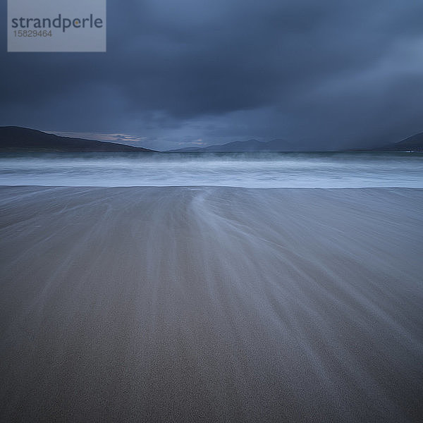 Die Gezeiten fließen über leeren Sand und den Strand von Luskentyre  Isle of Harris  Schottland