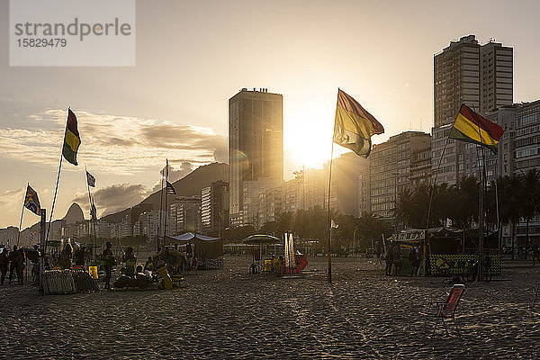 Schöne Aussicht auf Flagge und Gebäude bei Sonnenuntergang am Copacabana-Strand